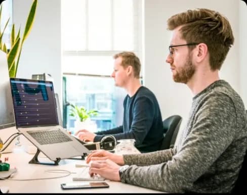 Courtier immobilier en train de chercher la meilleure solution financière pour un client